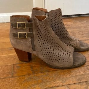 Vionic heels. Size 7